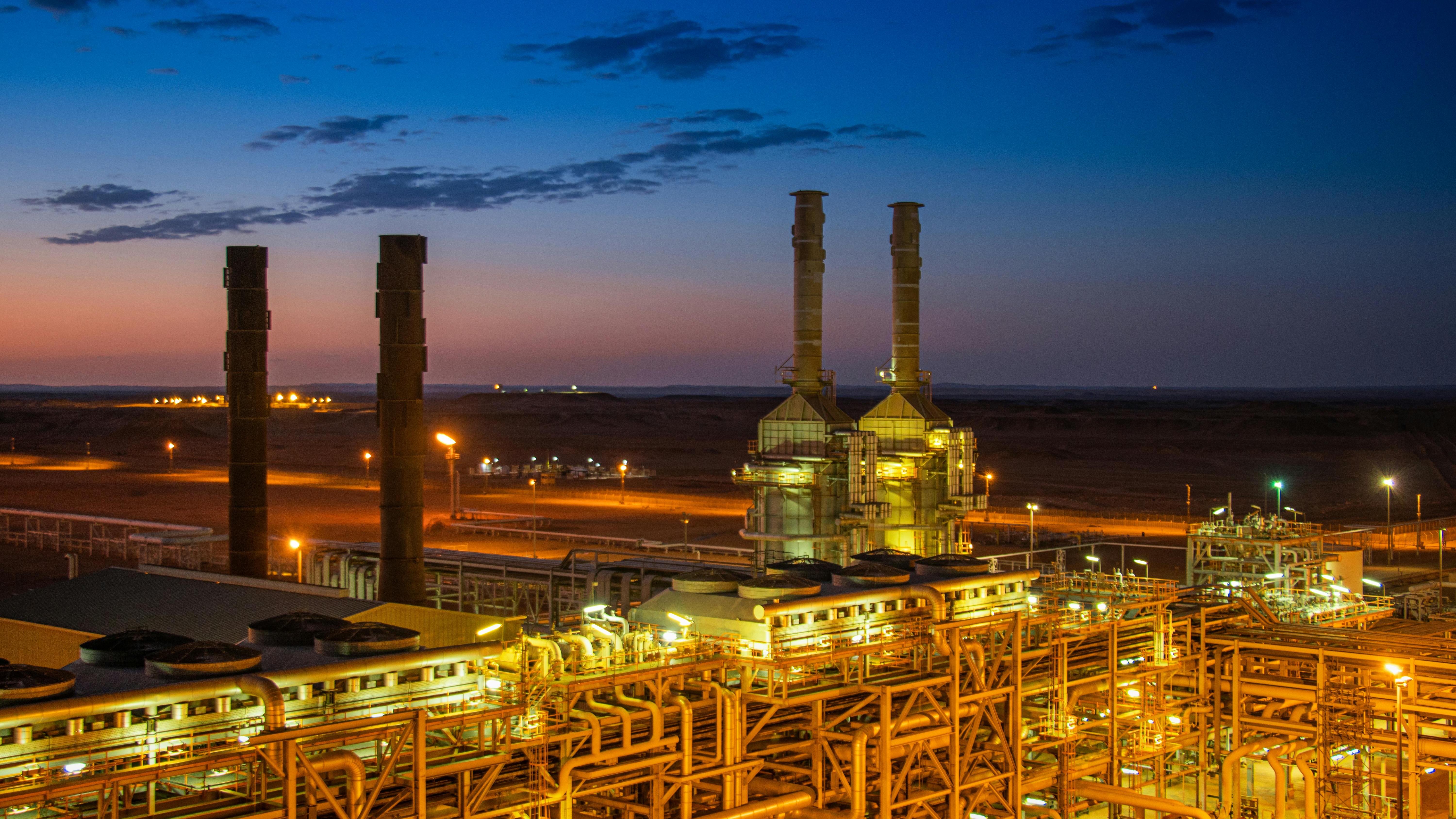 Planta industrial moderna al atardecer